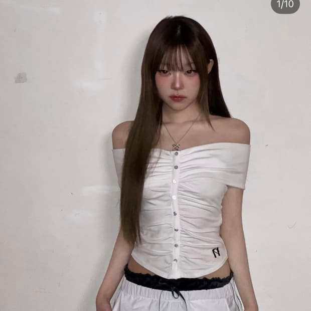 뉴얼린 버튼 셔링 오프숄더 탑 화이트