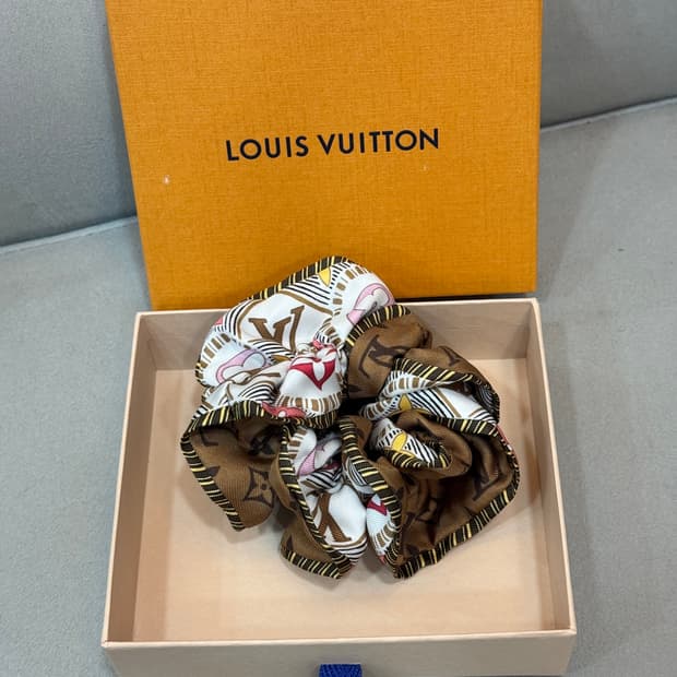 새상품급 루이비통 슈슈 곱창 헤어 머리띠 