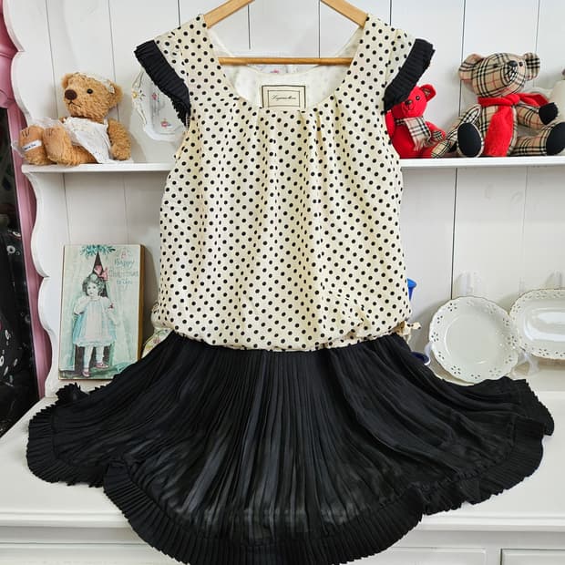 도트 플리츠 배색 원피스