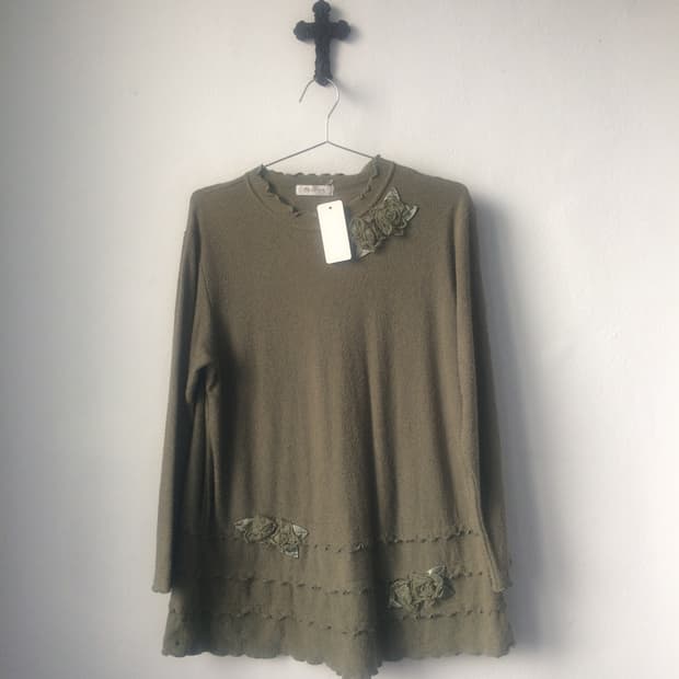 Corsage point high neck knit sleeve