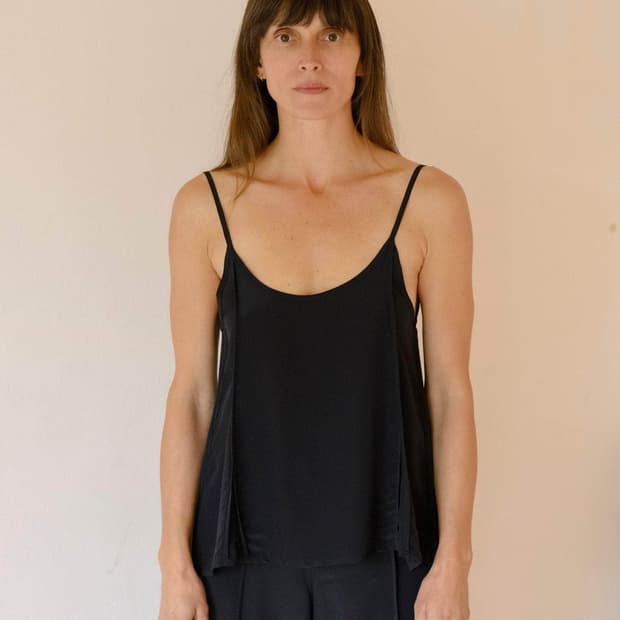 [XS,S,M]베이스레인지 Ade 실크 슬리브리스 탑/블랙