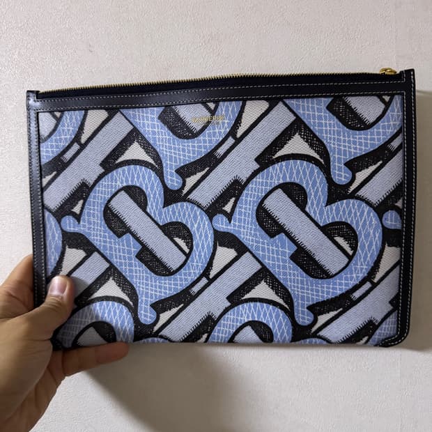 버버리 로고 패턴 클러치백