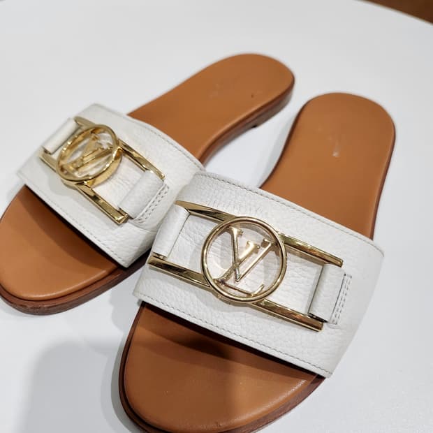 루이비통 화이트 골드 로고 슬리퍼 37.5 정품