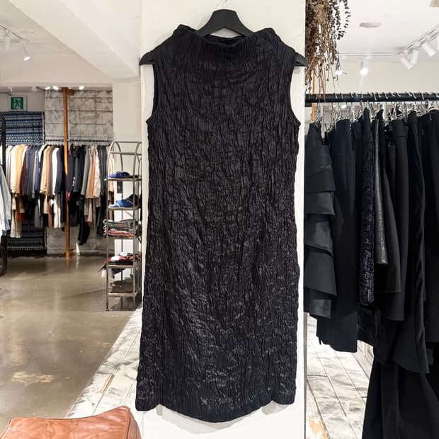 두산 블랙 링클 플리츠 실크 슬리브리스 원피스