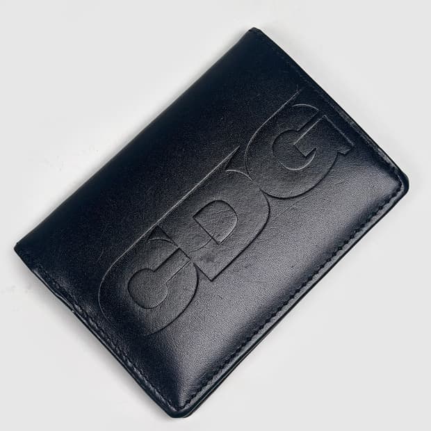 CDG 엠보스 로고 지갑 블랙