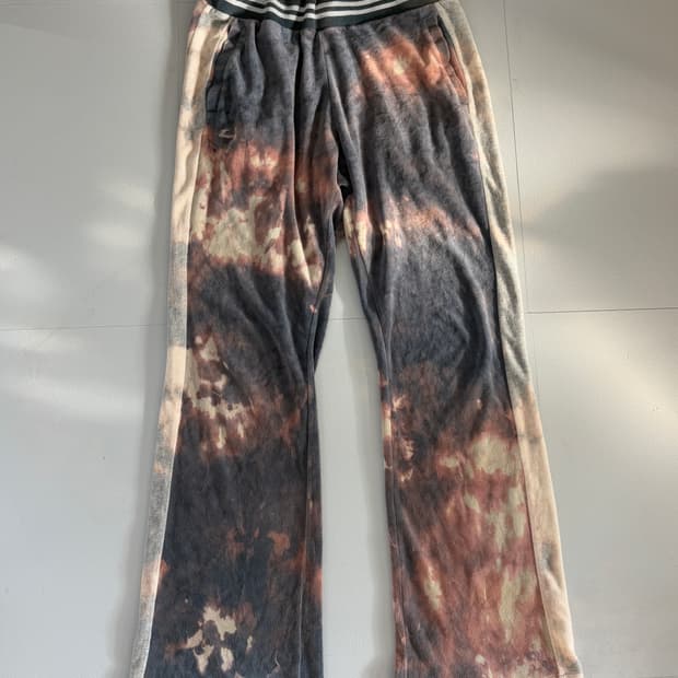 • blue tie-dye tarry pants