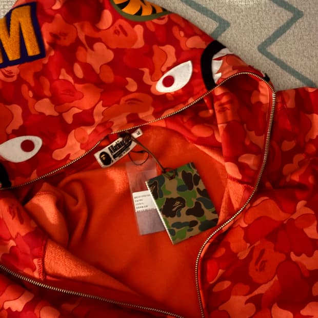 청담 매장판 베이프 서울 익스클루시브 한정판 레드 카모 샤크 집업 후디