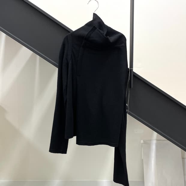 꼼데가르송 비대칭 컷앤쏘 니트 탑