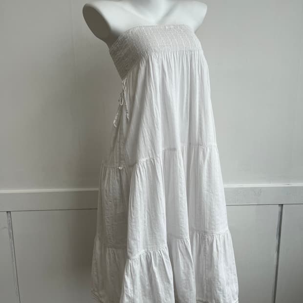 화이트 스모크 아일렛 원피스