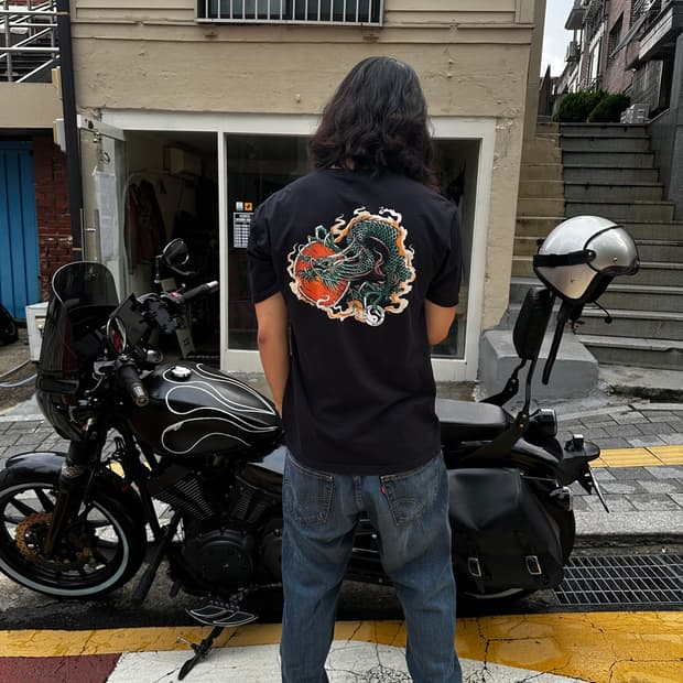 T&C SURF HAWAII DRAGON GRAPHIC TEE