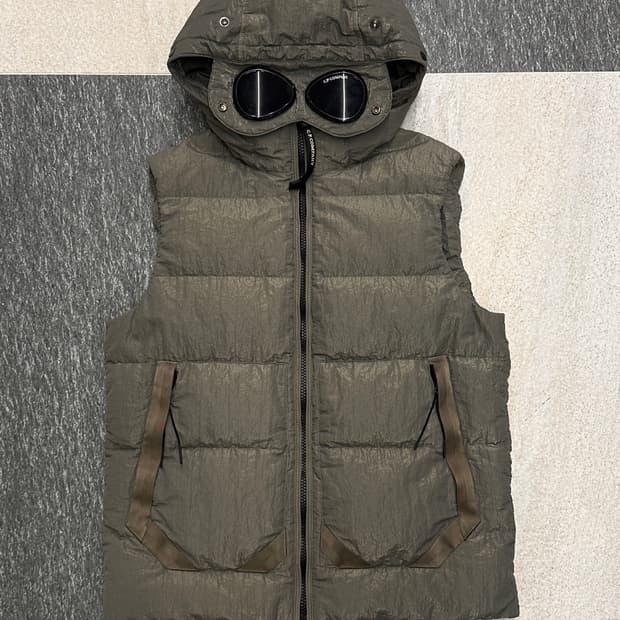 CP컴퍼니 가먼트다잉 나일론 고글 패딩 베스트