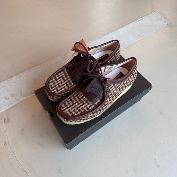 클락스 왈라비 x 해리스트위드 브라운 콤비