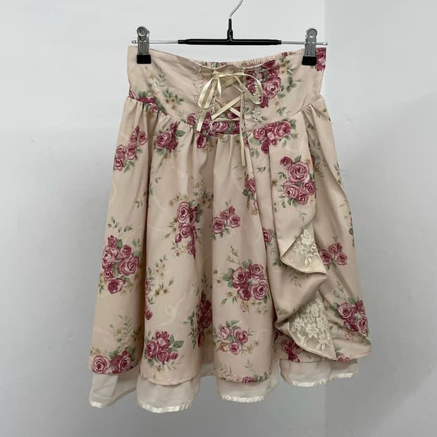 엑시즈팜 로즈 언발 레이스 스커트