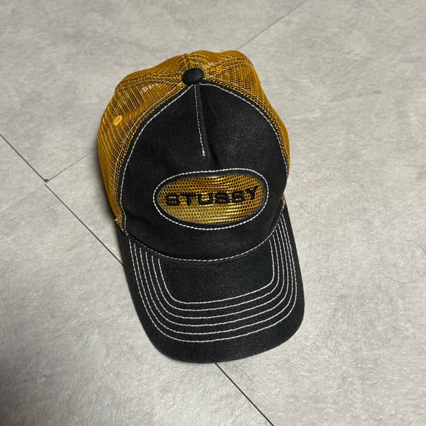 스투시 로우 프로 트러커 컷아웃 레더 스냅백 허니