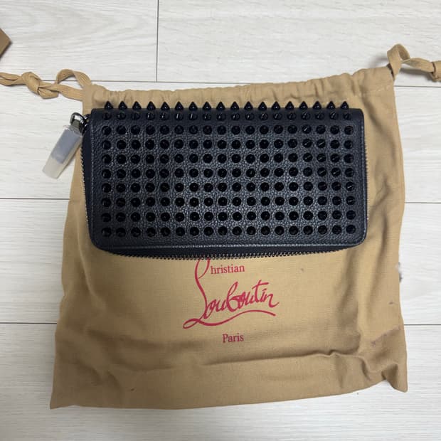 크리스찬루부탱 장지갑새제품