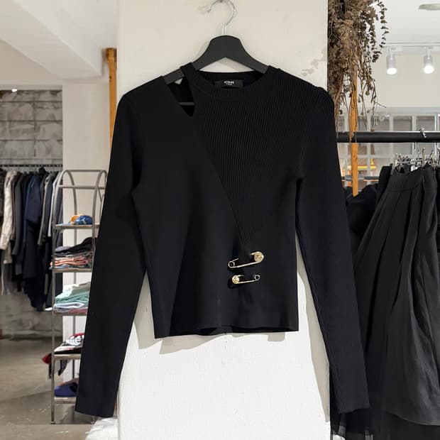 베르수스 베르사체 블랙 컷아웃 골드 세이프핀 장식 니트