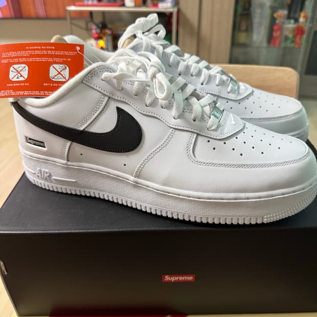 슈프림 에어포스 흰검 300사이즈