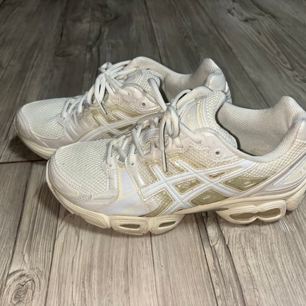 아식스 x 제시카 곤잘베스 젤 님버스 9 크림화이트 나이키 아디다스 네파