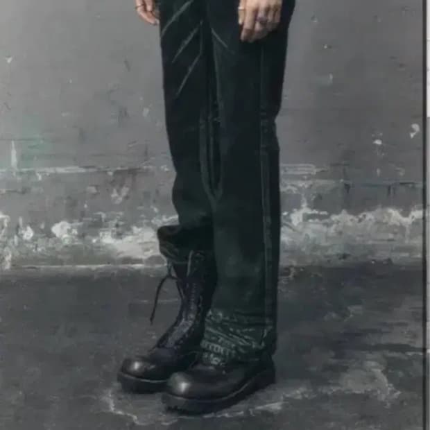 보헤미안서울 부츠컷 바지 WHITE C OATED EMBO BOOT