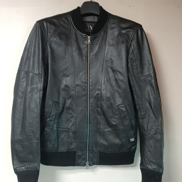 아르마니 가죽봄버