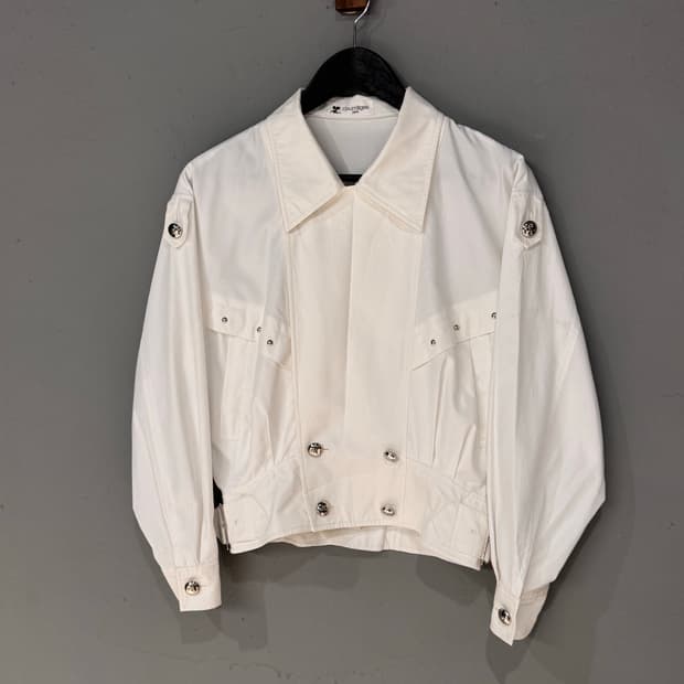 꾸레쥬 더블 화이트 크롭 봄버자켓 