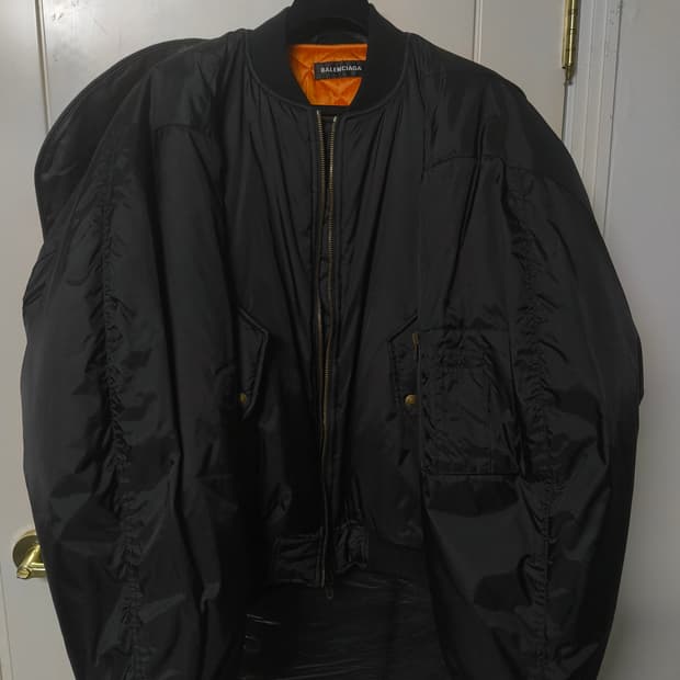 발렌시아가 스테로이드 봄버 52