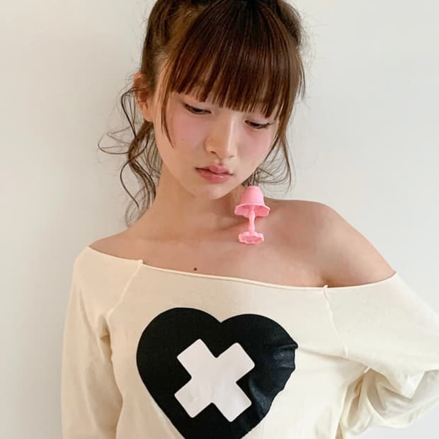 샵페어리 cross heart cut off t-shirt (cream)