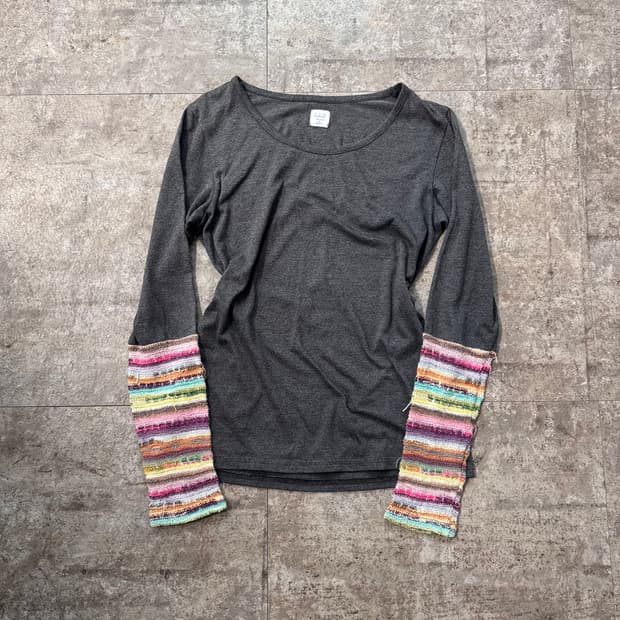 멀티 컬러 슬리브 디테일 티