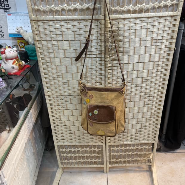 정품 로에베 160주년기념 판 배지 크로스백 팝니다