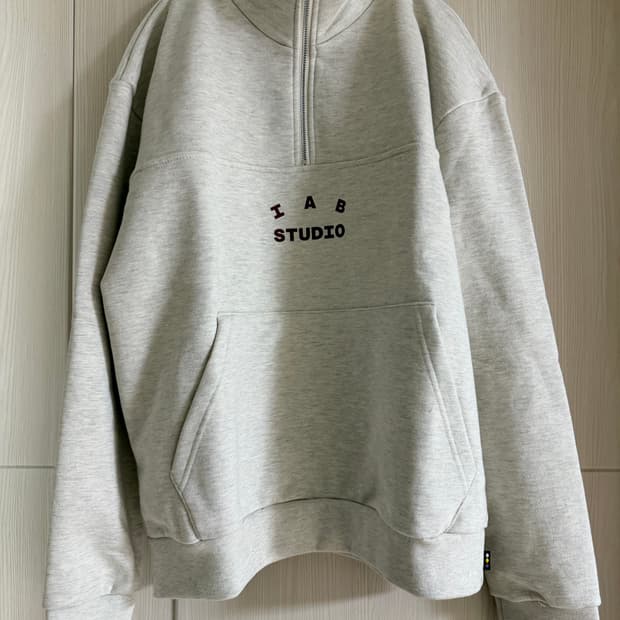 아이앱 23ss 반집업 맨투맨 새상품