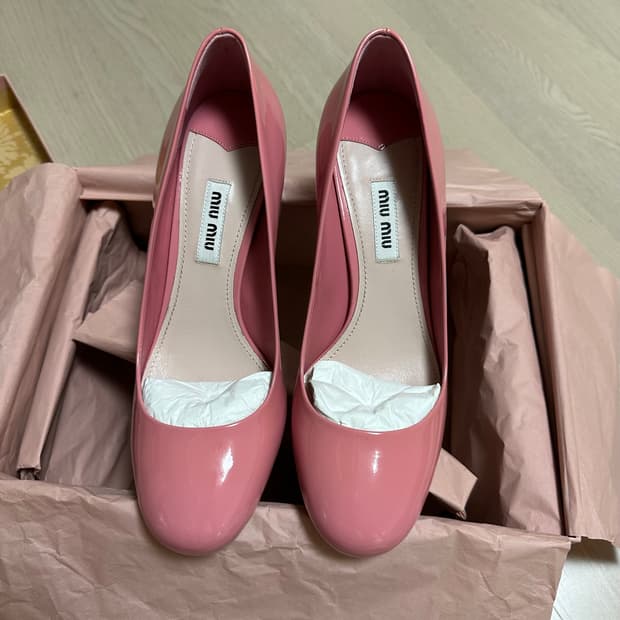 미우미우 딸기우유 핑크 페이던트 펌프스 36사이즈