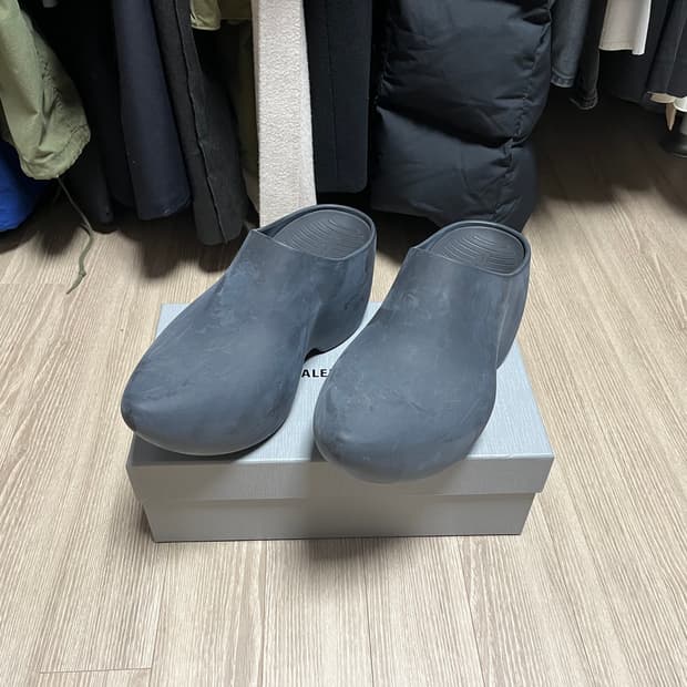 발렌시아가 테크노 뮬 무광 블랙