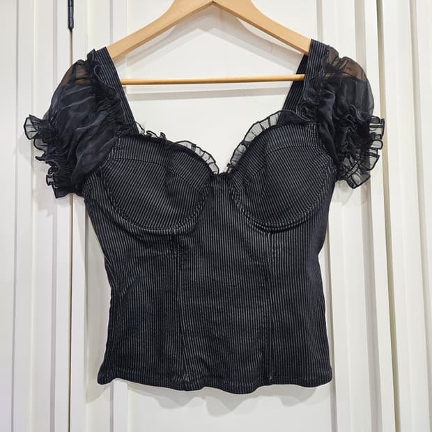 블랙 스트라이프 뷔스티에 퍼프 오프숄더 블라우스