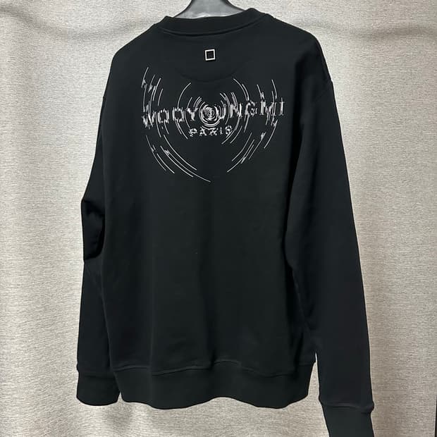 24FW 우영미 웨이브 그래픽 백로고 맨투맨 블랙 (50)