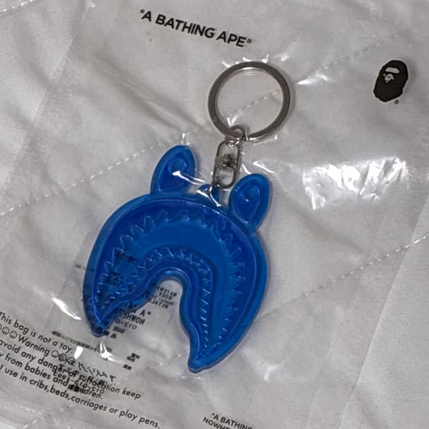 베이프 리플렉티브 샤크 키링