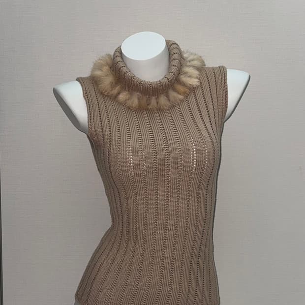 빈티지 베이지 퍼 폴라 슬리브리스 니트