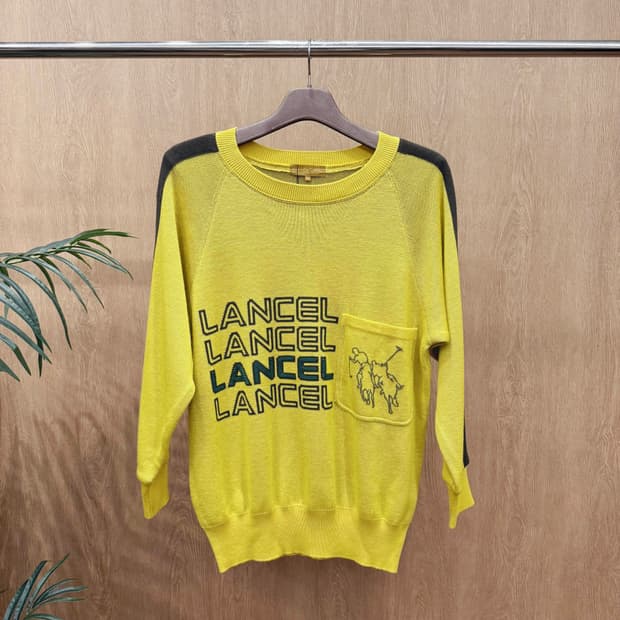 란셀 라운드넥 긴팔 니트 레터링 배색 어깨 포켓 디테일 옐로우