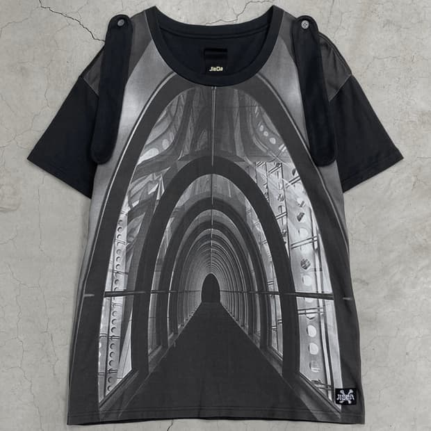 지에다 숄더 스트랩 티셔츠