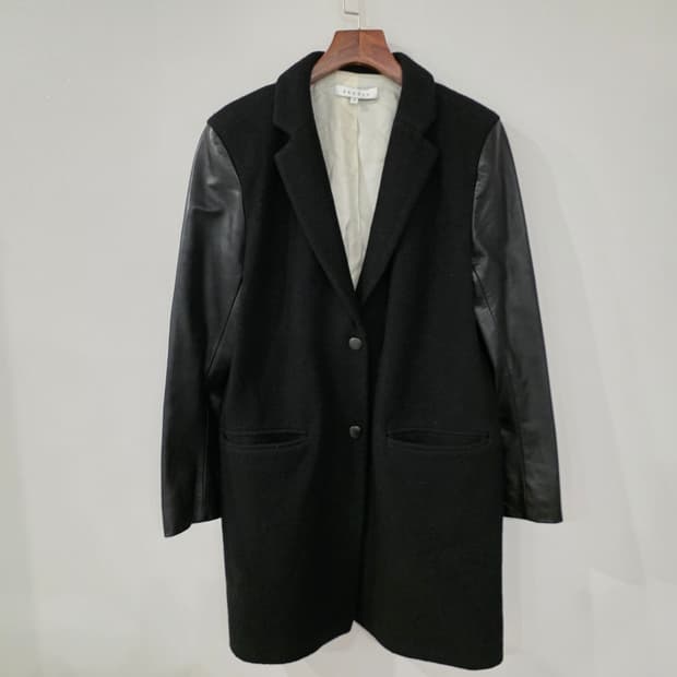 산드로 블랙 레더 소매 코트 36