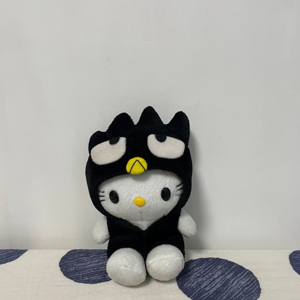 배드바츠마루 옷 입은 키티 인형