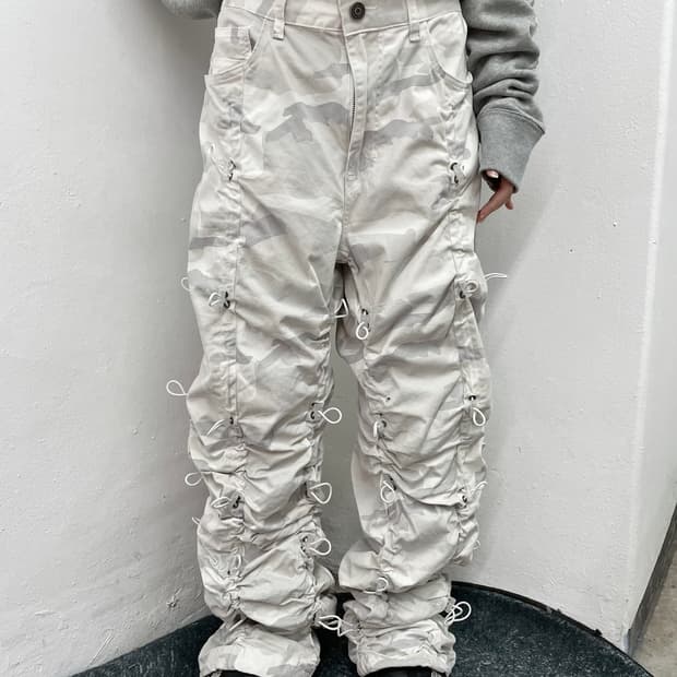스모크라이즈 화이트 카모 스토퍼 디테일 팬츠