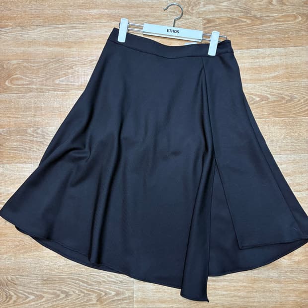 에토스 언발 플레어 스커트