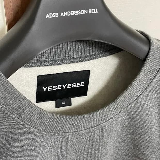 Yeseyesee 예스아이씨 맨투맨 차콜