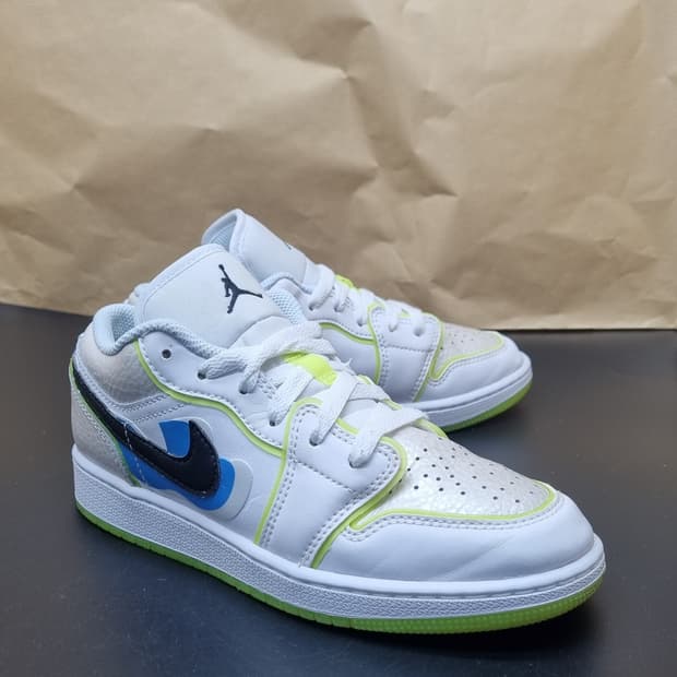 나이키 조던1 로우 화이트플레티넘틴트볼트230