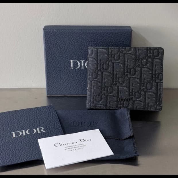 디올 지갑 빠르게 급처합니다 빨리사가세요