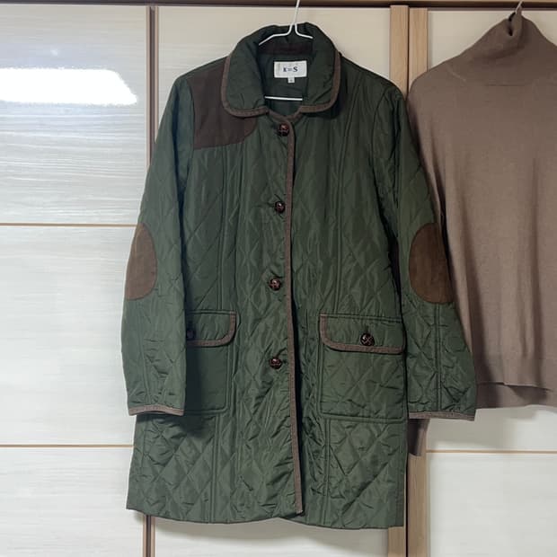 카키 퀼팅 후드 점퍼