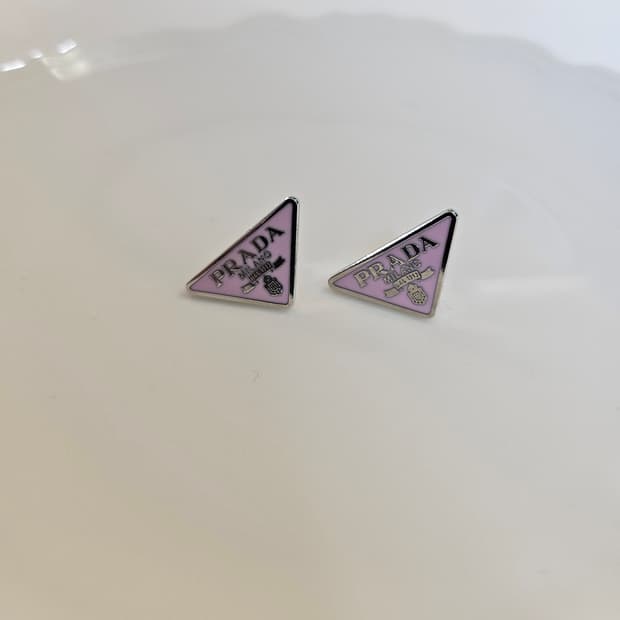 프라다 업사이클링 삼각로고 미니 귀걸이 핑크