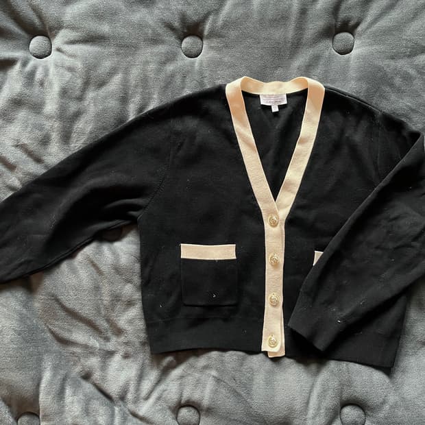 앤아더스토리즈 금장가디건