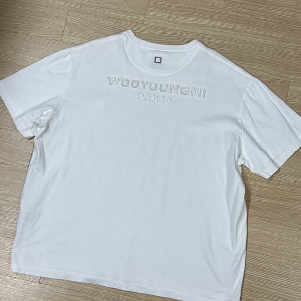 [52] 우영미 23SS 피라미드 백로고 반팔 티셔츠 화이트
