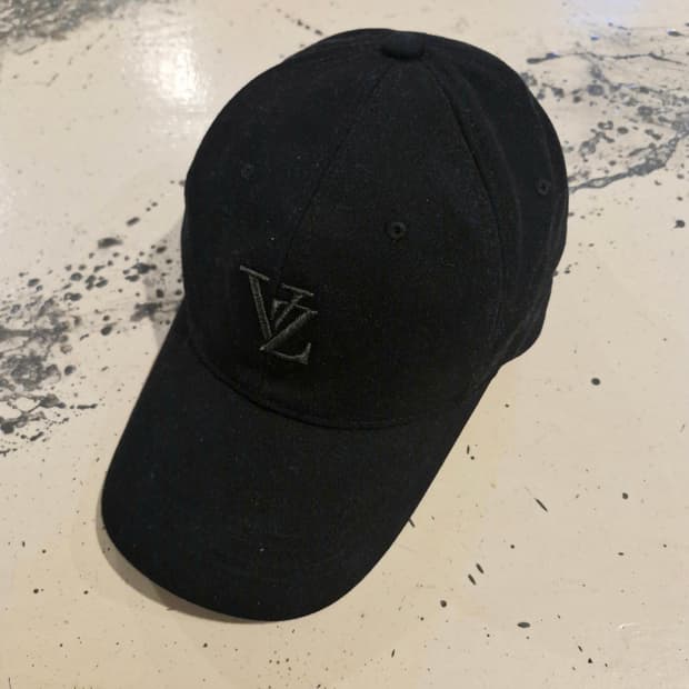 바잘 모노그램 로고 볼캡 올블랙